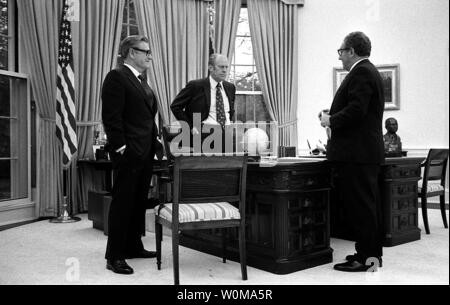 Präsident Gerald Ford (C) in einem April 28, 1975, Foto des Treffens mit Außenminister Henry Kissinger (R) und Vice President Nelson Rockefeller im Oval Office, starb im Alter von 93 Jahren in seinem Haus in Rancho Mirage, Kalifornien am 26. Dezember 2006. (UPI Foto/David Hume Kennerly / Gerald R. Ford Library) Lage: Das Oval Office Beschreibung: Präsident Ford trifft im ovalen Büro mit Sekretärin Kissinger und Vice President der amerikanischen Rockefeller Evakuierung von Saigon zu diskutieren. Datum: April 28, 1975 Credit: das Weiße Haus Bild: Gerald R. Ford Bibliothek Fotograf: David Hu Stockfoto