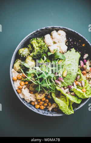 Gesund vegan Superbowl und grünen Smoothie auf dunklem Hintergrund Stockfoto