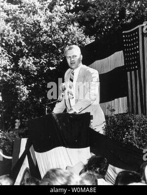 Präsident Gerald Ford, in einem Juli 4, 1950 Datei foto gezeigt, starb im Alter von 93 Jahren in seinem Haus in Rancho Mirage, Kalifornien am 26. Dezember 2006. Ford wird dargestellt, sprechen mit einer Masse während seiner Amtszeit in das Repräsentantenhaus von Michigan's Fünfter Bezirk. (UPI Foto/Gerald R. Ford Library) Stockfoto