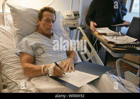 Der Gouverneur von Kalifornien, Arnold Schwarzenegger, Werke aus seinem Krankenbett an der St. John's Health Center in Santa Monica, Kalifornien am 28. Dezember 2006. Der Regler überprüft in das Krankenhaus am 26. Dezember für Chirurgie auf seinem Bein, nachdem er seine Oberschenkel am 23. Dezember beim Skifahren am kahlen Berg in Sun Valley, Idaho gebrochen. (UPI Foto/Governor's-Pressestelle) Stockfoto