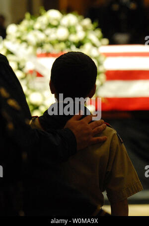 Ein Kind, in einem Pfadfinder Uniform gekleidet, besuche die Schatulle Gerald R. Ford, 38. Präsident der Vereinigten Staaten, als er im Zustand in der Rotunde des United States Capitol am 31. Dezember 2006 liegt. (UPI Foto/Alexis C Glenn) Stockfoto