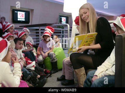 Schauspielerin Gwyneth Paltrow lautet "Ein Fisch, zwei Fische, Red Fish Blue Fish" zur Schule Kinder als Teil der National Education Association gelesen über Amerika Programm in Park City, Utah am 24. Januar 2007. Paltrow ist in Park City auf dem Sundance Film Festival ihr Film zu fördern, "Die Gute Nacht", geschrieben und von ihrem Bruder, Jake Paltrow. (UPI Foto/John-F.-Martin/General Motors) Stockfoto