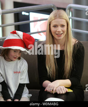 Schauspielerin Gwyneth Paltrow lautet "Ein Fisch, zwei Fische, Red Fish Blue Fish" zur Schule Kinder als Teil der National Education Association gelesen über Amerika Programm in Park City, Utah am 24. Januar 2007. Paltrow ist in Park City auf dem Sundance Film Festival ihr Film zu fördern, "Die Gute Nacht", geschrieben und von ihrem Bruder, Jake Paltrow. (UPI Foto/John-F.-Martin/General Motors) Stockfoto