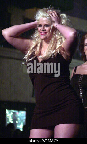 Schauspielerin Anna Nicole Smith in einem Februar 5, 2002 file photo Modellierung für Lane Bryant, starb, nachdem er in einem Hotel in Hollywood, Florida am 8. Februar 2007. (UPI Foto/Ezio Petersen/Datei) Stockfoto