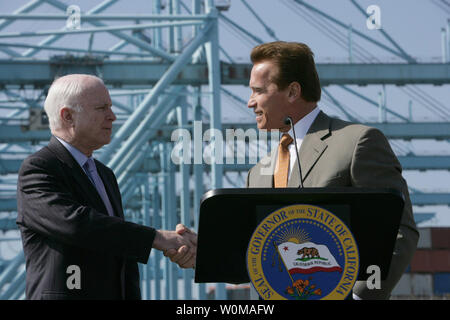 Gouverneur Arnold Schwarzenegger (R) und Senator John McCain (R-AZ), Hände schütteln, nachdem vor der Presse in Terminal Island, Kalifornien am 21. Februar 2007. Schwarzenegger und McCain met vor der Pressekonferenz der Kalifornischen Norm für kohlenstoffarme Kraftstoffe, für die eine 10%ige Senkung der Treibhausgasemissionen (THG) in allen Pkw Brennstoffe in Kalifornien bis 2020, und wie Sie eine nationale Norm zu diskutieren. (UPI Foto/Duncan McIntosh/Office von Gouverneur Schwarzenegger) Stockfoto