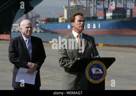 Gouverneur Arnold Schwarzenegger (R) und Senator John McCain (R-AZ), sprechen Sie mit der Presse auf Terminal Island, Kalifornien am 21. Februar 2007. Schwarzenegger und McCain met vor der Pressekonferenz der Kalifornischen Norm für kohlenstoffarme Kraftstoffe, für die eine 10%ige Senkung der Treibhausgasemissionen (THG) in allen Pkw Brennstoffe in Kalifornien bis 2020, und wie Sie eine nationale Norm zu diskutieren. (UPI Foto/Duncan McIntosh/Office von Gouverneur Schwarzenegger) Stockfoto