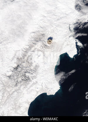 Die Shiveluch Volcano auf der Russischen Föderation Kamchatka Halbinsel bricht am 29. März 2007 senden eine Aschewolke gen Himmel etwa 9.750 Meter (32.000 Fuß). Dieser Vulkan ist einer von Kamtschatka der aktivsten und grössten, mit seinen Gipfel erreicht 3.283 Meter (10,771 feet). (UPI Foto/NASA/GSFC/MODIS Rapid Response Team) Stockfoto