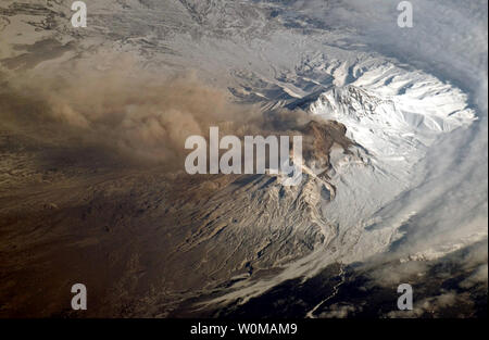 Shiveluch Volcano, auf der Halbinsel Kamtschatka in Russland gelegen, strahlt eine Wolke aus Dampf in diesem März 21, 2007 NASA-Bild von einem Astronauten an Bord der Internationalen Raumstation. Shiveluch ist die unbeständigste Vulkane auf der Halbinsel und ist seit mehr als 10.000 Jahren. (UPI Foto/NASA) Stockfoto