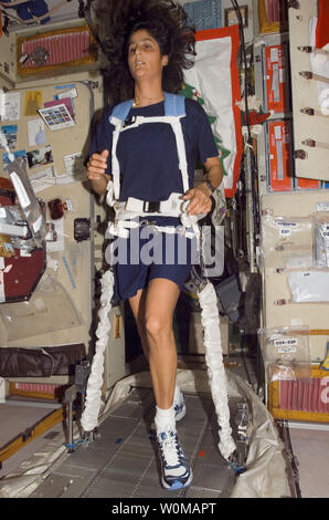 Expedition 14 Bordingenieur Astronautin Sunita Williams, L. mit einem Bungee Kabelbaum ausgestattet, Übungen auf dem Laufband Schwingungsisolationssystem (tvis) im Swesda Modul der Internationalen Raumstation am 13. April 2007. Der 41-jährige plant, die 26,2 km Boston Marathon, für April 16 geplante, auf einem Laufband von der internationalen Raumstation zu laufen. (UPI Foto/NASA) Stockfoto