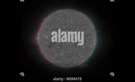 Die NASA Solar Terrestrial Relations Observatory (STEREO) Satelliten haben die erste dreidimensionale Bilder von der Sonne am 17. März durch den 27. März 2007 übernommen. Die neue Ansicht wird die Fähigkeit der Wissenschaftler solar Physik zu verstehen und es durch das Weltraumwetter Vorhersagen zu verbessern. 3-D-Brillen sind notwendig, um das Bild in 3-D Ansicht (UPI Foto/NASA) Stockfoto