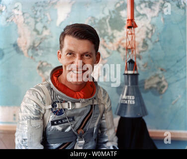 Amerikanische Astronaut Wally Schirra, einer der ursprünglichen Quecksilber sieben Astronauten, starb im Alter von 84 Jahren in San Diego am 2. Mai 2007. Schirra war der einzige Astronaut in der Mercury, Gemini und Apollo Programme zu fliegen. Er ist in einem undatierten Foto in seinem Quecksilber Raumanzug gezeigt. (UPI Fotos/NASA/Dateien) Stockfoto