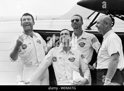 Astronaut Wally Schirra, einer der ursprünglichen Quecksilber sieben Astronauten, starb im Alter von 84 Jahren in San Diego am 2. Mai 2007. Schirra war der einzige Astronaut in der Mercury, Gemini und Apollo Programme zu fliegen. Er ist in der links dargestellten als Apollo 7 Crew an Bord der USS Essex nach einem erfrischenden Bad im Atlantik (L-R): Schirra, Donn Eisele, Walter Cunningham und Dr. Donald E. Stulken, Recovery team leader ankommt. (UPI Fotos/NASA/Dateien) Stockfoto