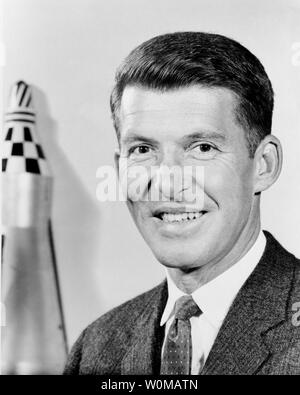 Astronaut Wally Schirra, einer der ursprünglichen Quecksilber sieben Astronauten, starb im Alter von 84 Jahren in San Diego am 2. Mai 2007. Schirra war der einzige Astronaut in der Mercury, Gemini und Apollo Programme zu fliegen. (UPI Fotos/NASA/Dateien) Stockfoto