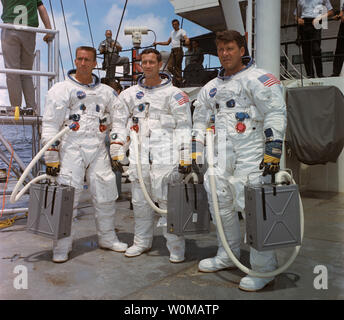 Astronaut Wally Schirra, einer der ursprünglichen Quecksilber sieben Astronauten, starb im Alter von 84 Jahren in San Diego am 2. Mai 2007. Schirra war der einzige Astronaut in der Mercury, Gemini und Apollo Programme zu fliegen. Er ist auf der rechten Seite mit Apollo 7 Besatzungsmitglieder Donn Eisele (C) und Walter Cunningham (L) 1967 gezeigt. (UPI Fotos/NASA/Dateien) Stockfoto