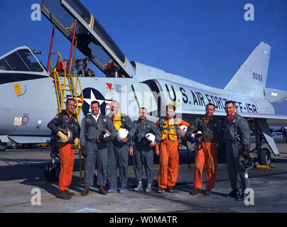 Astronaut Wally Schirra, einer der ursprünglichen Quecksilber sieben Astronauten, starb im Alter von 84 Jahren in San Diego am 2. Mai 2007. Schirra war der einzige Astronaut in der Mercury, Gemini und Apollo Programme zu fliegen. Er ist mit der ursprünglichen sieben Astronauten in einem undatierten Datei Bild (L-R): Scott Carpenter, Gordon Cooper, John Glenn, Gus Grissom, Schirra, Alan Shepard, und Herzog Slayton gezeigt. (UPI Fotos/NASA/Dateien) Stockfoto