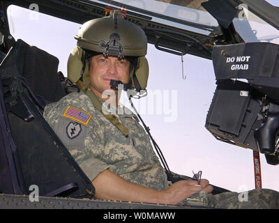 Schauspieler Gary Sinise, berühmt für seine Rolle als Lieutenant Dan im Film Forrest Gump und derzeit die Hauptrolle in der TV-Serie CSI: NY, sitzt in einem US Army Apache Hubschrauber während einer Tour der Flug Linie an Contingency Operating Base Speicher, Irak am 21. Mai 2007. Sinise ist auf einem USO - geförderte Meet-and-Greet tour Moral zu steigern bei uns in der Gegend. (UPI Foto/Mike Theiler/USO) Stockfoto