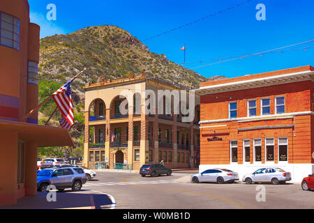 Der United States Postal Service Gebäude und westlichen Bank Gebäude an der Ecke der Tombstone Canyon Road in Bisbee, AZ Stockfoto