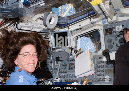 Eine NASA-Foto zeigt Lehrer/astronaut Barbara R. Morgan auf dem Space Shuttle Endeavour, wie es mit der Internationalen Raumstation am 12. August 2007 angedockt ist. Morgan verwandelt das Space Shuttle und Raumstation in einem Klassenzimmer am 14. August für Ihre erste Unterrichtseinheit aus dem Orbit, erfüllt das Vermächtnis von Christa McAuliffe, die erste Lehrerin/Astronaut, der an Bord der Challenger Flug 1986 verurteilt wurde. (UPI Foto/NASA) Stockfoto