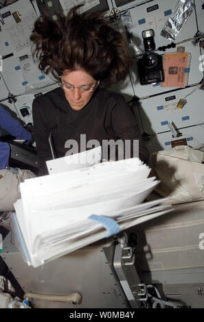 STS-118 Mission Specialist Astronaut/Lehrerin Barbara R. Morgan schaut über Verfahren Checklisten im Middeck des Space Shuttle Endeavour, während mit der Internationalen Raumstation am 15. August 2007 angedockt. (UPI Foto/NASA) Stockfoto