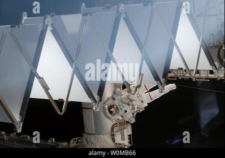 In diesem undatierten Foto, NASA-Astronauten Rick Mastracchio ist während seiner ersten Weltraumspaziergang der STS-118 Mission gesehen, als er die Steuerbord 5 Segment der Truss der Internationalen Raumstation beimisst, und zieht die Wärme - die Ablehnung Kühler aus dem Port 6 Truss. (UPI Foto/NASA) Stockfoto