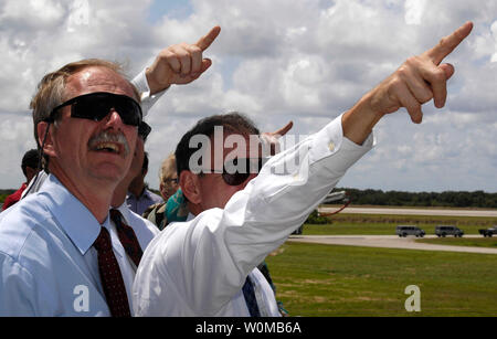 NASA-Teilnehmerverwalter für Space Operations, William Gerstenmaier (L) und der NASA-Administrator Michael Griffin zusehen, wie das Space Shuttle Endeavour Ansätze im Kennedy Space Center am 21. August 2007. Der Shuttle landete einen Tag früher wegen der Interessen über Hurrikan Dean, Abschluss Internationaler Raumstation Bau und Lieferung der Mission STS-118. (UPI Foto/Bill Ingalls/NASA) Stockfoto