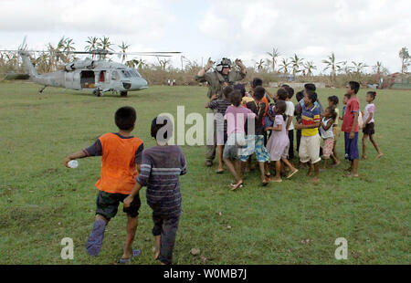 Ein Matrose, multi-purpose Amphibisches Schiff USS Wasp (LHD1) spielt mit einer Gruppe von Kindern in der Nähe von Puerto Cabezas in Nicaragua am 7. September 2007. Wasp Matrosen der Katastrophenhilfe in Nicaragua nach dem Hurrikan Felix landfall Sept. 4. (UPI Foto/David Crawford/US-Navy) Stockfoto