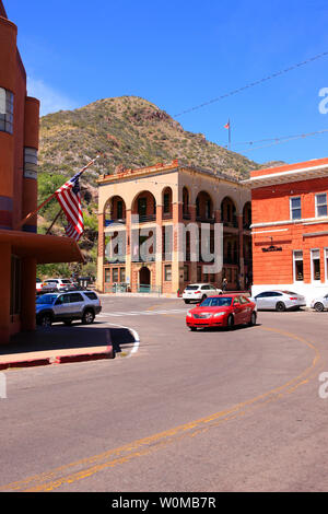 Der United States Postal Service Gebäude und westlichen Bank Gebäude an der Ecke der Tombstone Canyon Road in Bisbee, AZ Stockfoto