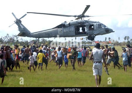 Segler, multi-purpose Amphibisches Schiff USS Wasp (LHD1) liefert, in der Nähe von Puerta Cabezas, Nicaragua, am 7. September 2007. Wasp Matrosen der Katastrophenhilfe in Nicaragua nach dem Hurrikan Felix landfall Sept. 4. (UPI Foto/David Crawford/US-Navy) Stockfoto