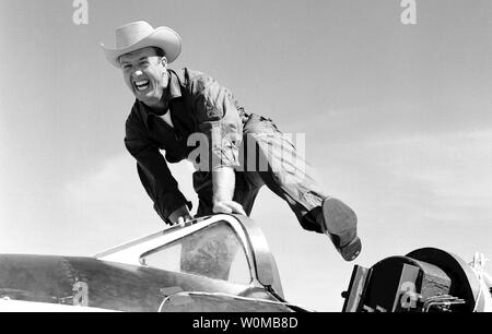 NACA High-Speed Flight Station Testpilot Joseph Cowboy Joe 'Walker und seinem Pferd, ein Bell Aircraft Corporation X-1A, abgebildet in diesem 1955 Foto auf der Edwards Air Force Base, Kalifornien. Die X-1 ein sechs Mal von Bell Aircraft Company's Pilot Jean kip' Ziegler 1953 geflogen wurde. Air Force Piloten Major Charles 'Chuck' Yeager und Major Arthur 'Kit' Murray gemacht 18 Flüge zwischen Nov. 21, 1953 und 26.08.1954. Die X-1A wurde dann über die NASA-Vorläufer, der Nationalen Beratenden Ausschuss für die Luftfahrt oder die NACA. Joe Walker pilotiert der ersten NACA Flug am 20. Juli 1955. Walker attem Stockfoto