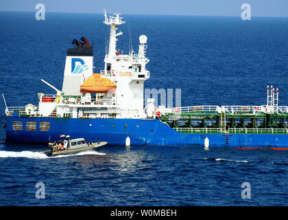 Ein Boarding Team aus dem Dock Landung Schiff USS Langley (LSD 41) Ansätze Handelsschiffe Golden Nori nach Piraten der Japanischen chemikalientankschiff am 12. Dezember 2007 im Golf von Aden freigegeben. Die Piraten beschlagnahmt das Schiff vor der Küste Somalias im späten Oktober. Die Freigabe der Goldenen Nori zum ersten Mal in der mehr als ein Jahr, dass keine Schiffe werden von somalischen Piraten statt. Whidbey Island ist derzeit auf dem Fünften Flotte Verantwortungsbereich Durchführung Maritime Security Operations (MSO) bereitgestellt werden. (UPI Foto/Deanna Fisher/Marine). Stockfoto