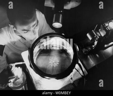 Auf diesem Foto 1957, eine namenlose NACA Physiker Studien alpha Strahlung in einem kontinuierlichen nebelkammer. NACA, der Nationale Beirat der Aeronautik, war die NASA-Vorgänger. (UPI Foto/NASA) Stockfoto