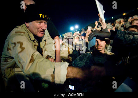 Komiker Robin Williams Schilder service Mitglieder Autographe während die zweite Station des USO Holiday Tour 2007 im Camp Arifjan, Kuwait am 17. Dezember 2007. Tour host Vorsitzende des Generalstabs, U.S. Navy Adm. Mike Mullen wurde durch den preisgekrönten recording artist Kid Rock verbunden, Miss USA Rachel Smith Schauspieler Lewis Black und 7-mal Tour de France champion Lance Armstrong auf dem 15-Stop, 7-Länder Tour danken die Truppen für ihre Opfer und Service. (UPI Foto/Tschad J. McNeeley/Departement für Verteidigung) Stockfoto