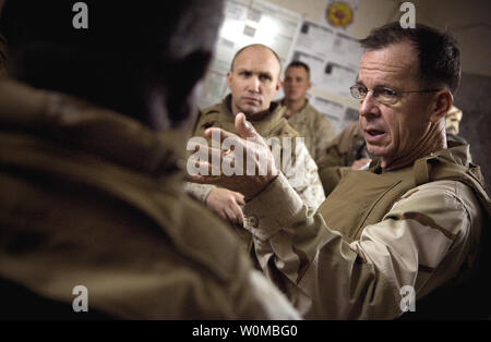 Vorsitzende des Generalstabs, Marine Adm. Mike Mullen spricht mit der Führung der Task Force 1/8 bei einem Besuch der Marines in Ramadi, Irak am 19. Dezember 2007 bereitgestellt. Nach Erhalt der Unterrichtung, Mullen nahm einen Rundgang durch die Einst flüchtige Stadt einen genaueren Blick auf die Gewinne in der al-anbar Provinzstadt zu erhalten und wurde von den Einheimischen während seiner Stop begrüßt. (UPI Foto/Tschad J. McNeeley/Departement für Verteidigung) Stockfoto