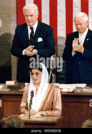 Ehemalige pakistanische Premierminister und Oppositionsführerin Benazir Bhutto (C) ermordet in einem Selbstmordattentat nach dem Gespräch bei einer Wahlkampfveranstaltung in Rawalpindi, Pakistan am 27. Dezember 2007. Bhuttos Angreifer schoß sie in den Nacken und Brust und dann blies er sich neben ihr Auto. Sie war 54. Bhutto ist in diesem Juni 7, 1989 file photo Adressierung einer gemeinsamen Sitzung des Kongresses dargestellt. Hinter Bhutto sind Sprecher des Hauses Thomas Foley D-Washington (L) und Senator Robert Byrd (D-WV). (UPI Foto/Ricardo Watson/Dateien) Stockfoto