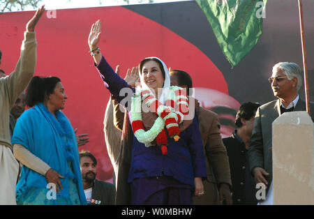 Pakistans ehemaliger Ministerpräsident und Oppositionsführerin Benazir Bhutto Wellen nach dem Gespräch bei einer Wahl Kundgebung in Rawalpindi am 27. Dezember 2007. Bhutto ermordet wurde kurz danach, wenn Sie die Wahl Kundgebung an numan Bagh in der Stadt Rawalpindi, Pakistan links. (UPI Foto). Stockfoto