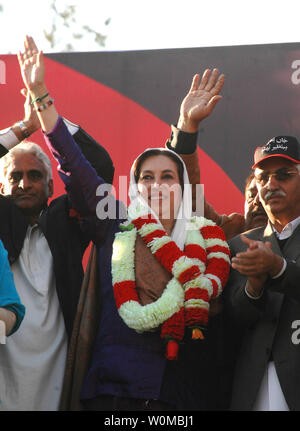 Pakistans ehemaliger Ministerpräsident und Oppositionsführerin Benazir Bhutto Wellen nach dem Gespräch bei einer Wahl Kundgebung in Rawalpindi am 27. Dezember 2007. Bhutto ermordet wurde kurz danach, wenn Sie die Wahl Kundgebung an numan Bagh in der Stadt Rawalpindi, Pakistan links. (UPI Foto). Stockfoto