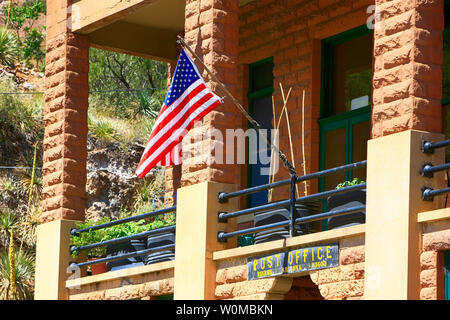 Die amerikanische Flagge angezeigt stolz außerhalb des United States Postal Service Gebäude in Bisbee, AZ Stockfoto