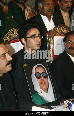 Asif Ali Zardari (L) und Bilawal Bhutto Zardari (C), Ehemann und Sohn des getöteten Oppositionsführerin Benazir Bhutto, nehmen an einer Pressekonferenz zusammen mit der stellvertretende Vorsitzende der Partei Makhdoom Amin Fahim (R) in Naudero, Pakistan am 30. Dezember 2007. Bhuttos Partei berufen, ihrem Sohn, der ein Bild von seiner Mutter, und ihr Mann, der getötet Pakistanische Oppositionsführer zu folgen. (UPI Foto). Stockfoto