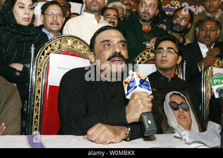 Asif Ali Zardari (L) und Bilawal Bhutto Zardari, Ehemann und Sohn des getöteten Oppositionsführerin Benazir Bhutto, nehmen an einer Pressekonferenz in Naudero, Pakistan am 30. Dezember 2007. Benazir Bhuttos Partei ernannt, ihr Sohn und ihr Mann, der getötet Pakistanische Oppositionsführer zu folgen. (UPI Foto). Stockfoto