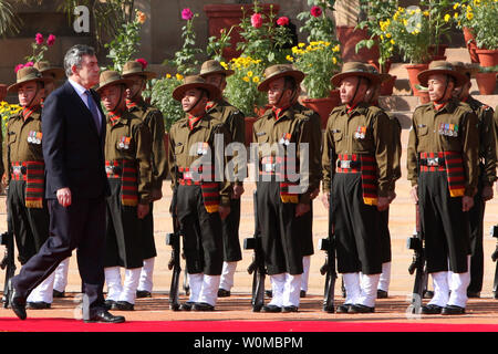 Der britische Premierminister Gordon Brown inspiziert die Ehrengarde bei Ankunft Zeremonien mit seinem indischen Amtskollegen Monmohan Singh (nicht gezeigt) im Präsidentenpalast in Neu Delhi 21. Januar 2008. (UPI Foto). Stockfoto