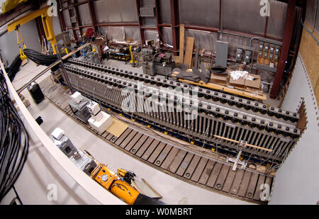 Das Amt des Naval Research (ONR) 32 MJ (MEGAJOULE) elektromagnetische Schienenkanone (Emrg) Labor launcher am Naval Surface Warfare Center Dahlgren Division in Dahlgren gesehen wird, Virginia ist am 27. Januar 2008. Die Waffe wird Elektrizität verwenden, anstatt chemische Treibmittel Geschosse zu starten. (UPI Foto/John F. Williams/U.S. Marine) Stockfoto