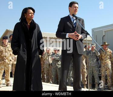 Außenministerin Condoleezza Rice (L) und der britische Außenminister David Miliband sprechen zu multinationalen Truppen auf Kandahar Airfield in Kandahar, Afghanistan am 7. Februar 2008. Rice und Miliband sind, die in der Region mit Truppen zu treffen, Militärs und Regierungsbeamten. (UPI Foto/Steven Park/USA Marine) Stockfoto