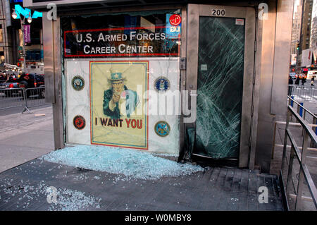 Ein Improvised Explosive Device sprengte den Eintritt in die US-Streitkräfte Career Center, eine gemeinsame-recruiting Station in Times Square um ca. 3:45 Uhr in New York am 6. März 2008. Die Explosion verursacht keine Verletzungen. Einer der geschäftigsten recruiting Stationen in der Nation, die Recruiting Office einzeln auf einem dreieckigen Insel in der Mitte des kultigen Manhattan Kreuzung befindet und der Aufstellungsort der periodischen Anti-Kriegs-Proteste. (UPI Foto/Karim Delgado/Navy Visual News Service) Stockfoto