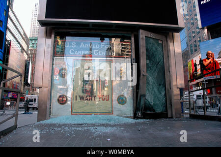 Ein Improvised Explosive Device sprengte den Eintritt in die US-Streitkräfte Career Center, eine gemeinsame-recruiting Station in Times Square um ca. 3:45 Uhr in New York am 6. März 2008. Die Explosion verursacht keine Verletzungen. Einer der geschäftigsten recruiting Stationen in der Nation, die Recruiting Office einzeln auf einem dreieckigen Insel in der Mitte des kultigen Manhattan Kreuzung befindet und der Aufstellungsort der periodischen Anti-Kriegs-Proteste. (UPI Foto/Karim Delgado/Navy Visual News Service) Stockfoto