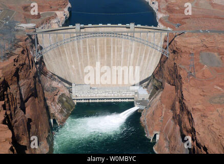 41.500 Kubikmeter Wasser pro Sekunde aus dem Glen Canyon Dam in der Colorado River im Grand Canyon in Page, Arizona veröffentlicht am 5. März 2008. Das Departement des Innern ist die Freigabe der Wasser eine natürliche Hochwasser in einer Bemühung zu ergänzen und abgereichertem Strände und Ökosysteme des Colorado River nähren zu imitieren. (UPI Foto/Tami Heilemann/Departement des Innern) Stockfoto