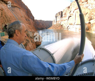 Innenminister Dirk Kempthorne watch 41.500 Kubikmeter Wasser pro Sekunde aus dem Glen Canyon Dam in der Colorado River im Grand Canyon in Page, Arizona am 5. März 2008 gießen. Das Departement des Innern ist die Freigabe der Wasser eine natürliche Hochwasser in einer Bemühung zu ergänzen und abgereichertem Strände und Ökosysteme des Colorado River nähren zu imitieren. (UPI Foto/Tami Heilemann/Departement des Innern) Stockfoto