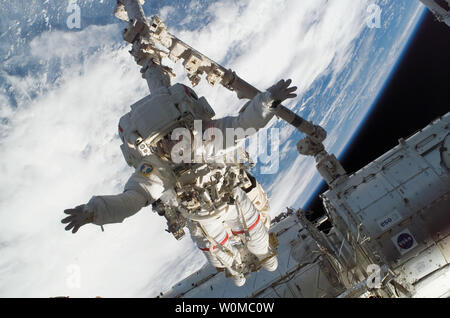 Zu einem Canadarm2 mobile Fuß Zurückhaltung verankert, STS-123 Mission Specialist astronaut Rick Linnehan beteiligt sich an der ersten planmäßigen Sitzung der Mission für Extra Vehicular Activity (EVA) als Bau und Instandhaltung weiter auf der Internationalen Raumstation am 14. März 2008. Während der 7-Stunden- und 1-minute Spacewalk, Linnehan und Expedition 16 Bordingenieur astronaut Garrett Reisman (Frame) bereit, die Japanischen Logistics Module - unter Druck stehende Abschnitt (JLP) zum Entfernen aus der Ladebucht des Space Shuttle Endeavour, eröffnete die Mittellinie Liegestelle Kamerasystem auf der Oberseite der Harmonie Stockfoto