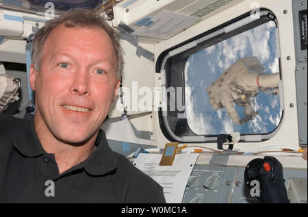 Astronaut Dominic Gorie, STS-123 Commander, dauert einen Moment für ein Foto auf dem Achterdeck Flight Deck des Space Shuttle Endeavour, während mit der Internationalen Raumstation am 18. März 2008 angedockt. Zu einem Canadarm2 mobile Fuß Zurückhaltung verankert, Astronaut Rick Linnehan (R), Mission Specialist, beteiligt sich an der dritten Sitzung der Mission für Extra Vehicular Activity (EVA) (UPI Foto/NASA) Stockfoto