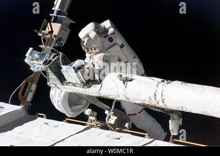 Astronaut Mike Foreman, STS-123 Mission Specialist, hilft, an den Orbiter Boom Sensor System auf S1 Truss der Internationalen Raumstation Riegel während in der fünften und letzten planmäßigen Sitzung der Mission für Extra Vehicular Activity (EVA) am 22. März 2008. Die Struktur am Ende der Feldspritzleitung ist ein Übertragungsgerät für Laser Bilder vom Laser Geräte zum Scannen der thermische Schutz System verwendet. (UPI Foto/NASA) Stockfoto