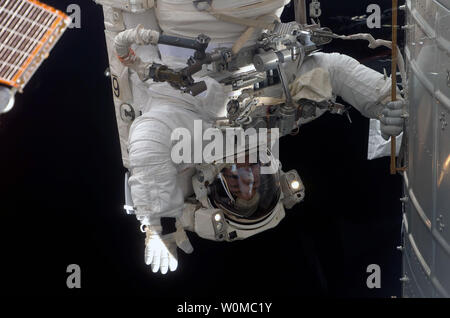 Astronaut Robert L. Behnken, STS-123 Mission Specialist, beteiligt sich an der fünften und letzten planmäßigen Sitzung der Mission für Extra Vehicular Activity (EVA) als Bau und Instandhaltung weiter auf der Internationalen Raumstation am 22. März 2008. Während des spacewalk, Behnken und Astronaut Mike Foreman, Mission Specialist, der Shuttle Orbiter Boom Sensor System (OBSS) an die S1 Truss auf der Station, freigegeben Start Schlösser an zwei gemeinsamen Anlegens Mechanismen der Harmonie-Modul und den Zapfen deckt auf dem japanischen Logistics Module installieren. Die Whenever we meet again durchgeführt auch andere Aufgabe Stockfoto